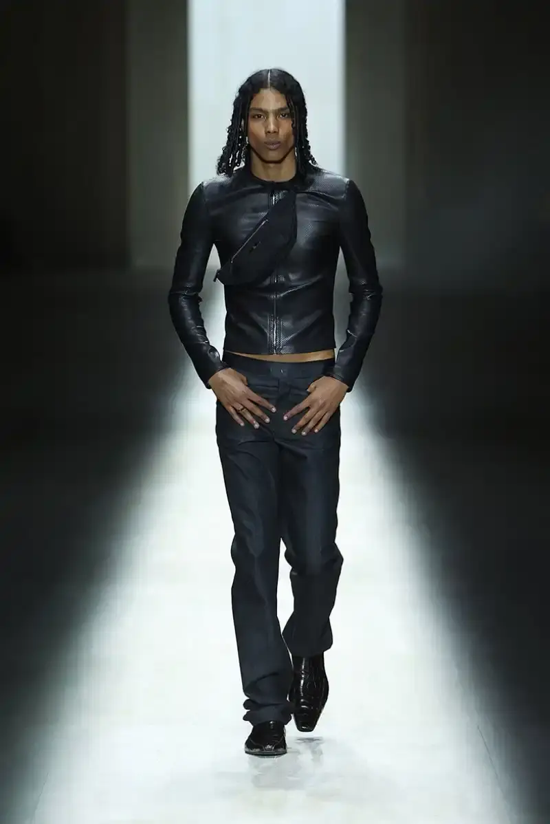 DEMNA'S FIRST GUCCI COLLECTION ARRIVES IN MILAN Demna Gvasalia's first Gucci collection runway show in Milan, featuring seamless garments, tracksuits, and the Manhattan sneaker. (image 27 of 32)