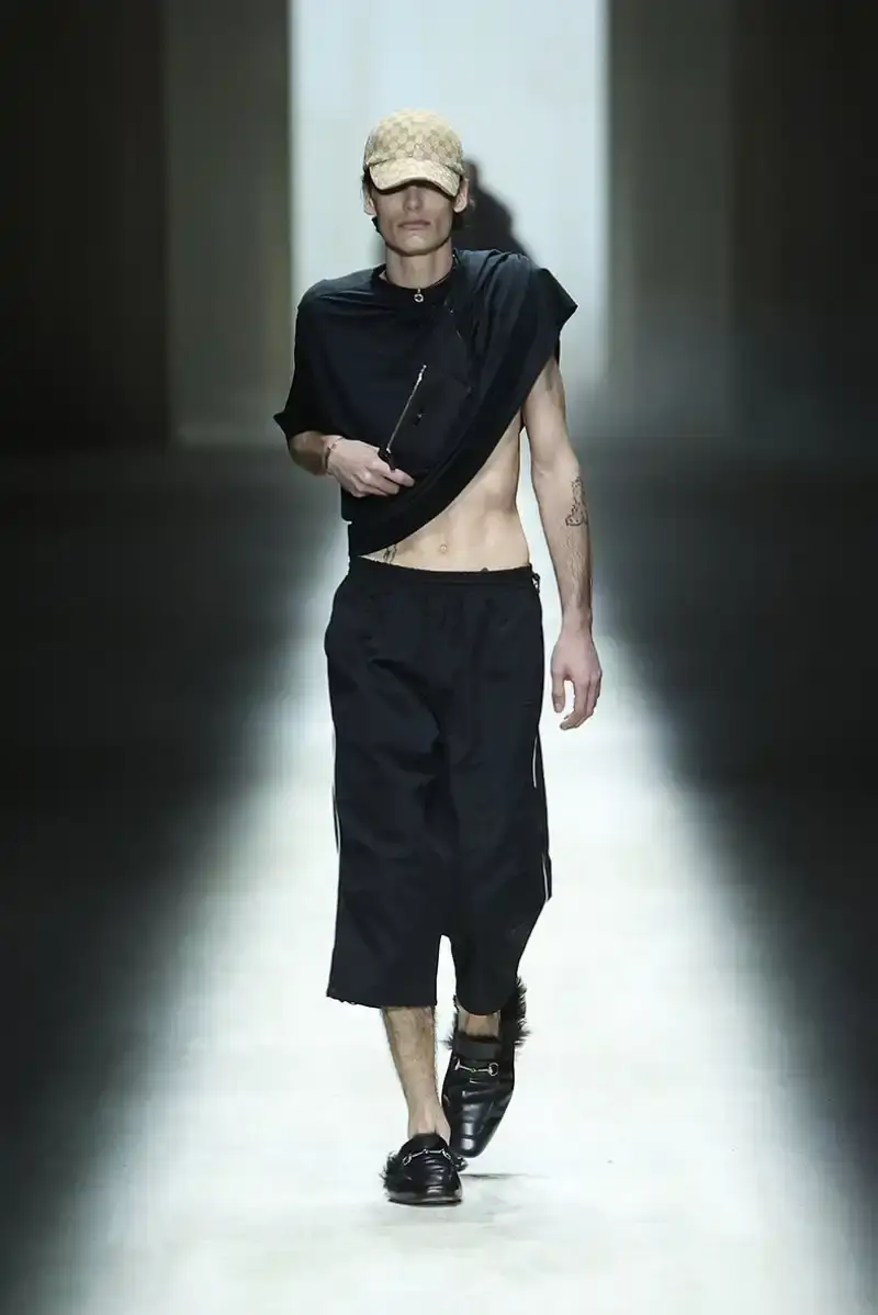DEMNA'S FIRST GUCCI COLLECTION ARRIVES IN MILAN Demna Gvasalia's first Gucci collection runway show in Milan, featuring seamless garments, tracksuits, and the Manhattan sneaker. (image 21 of 32)