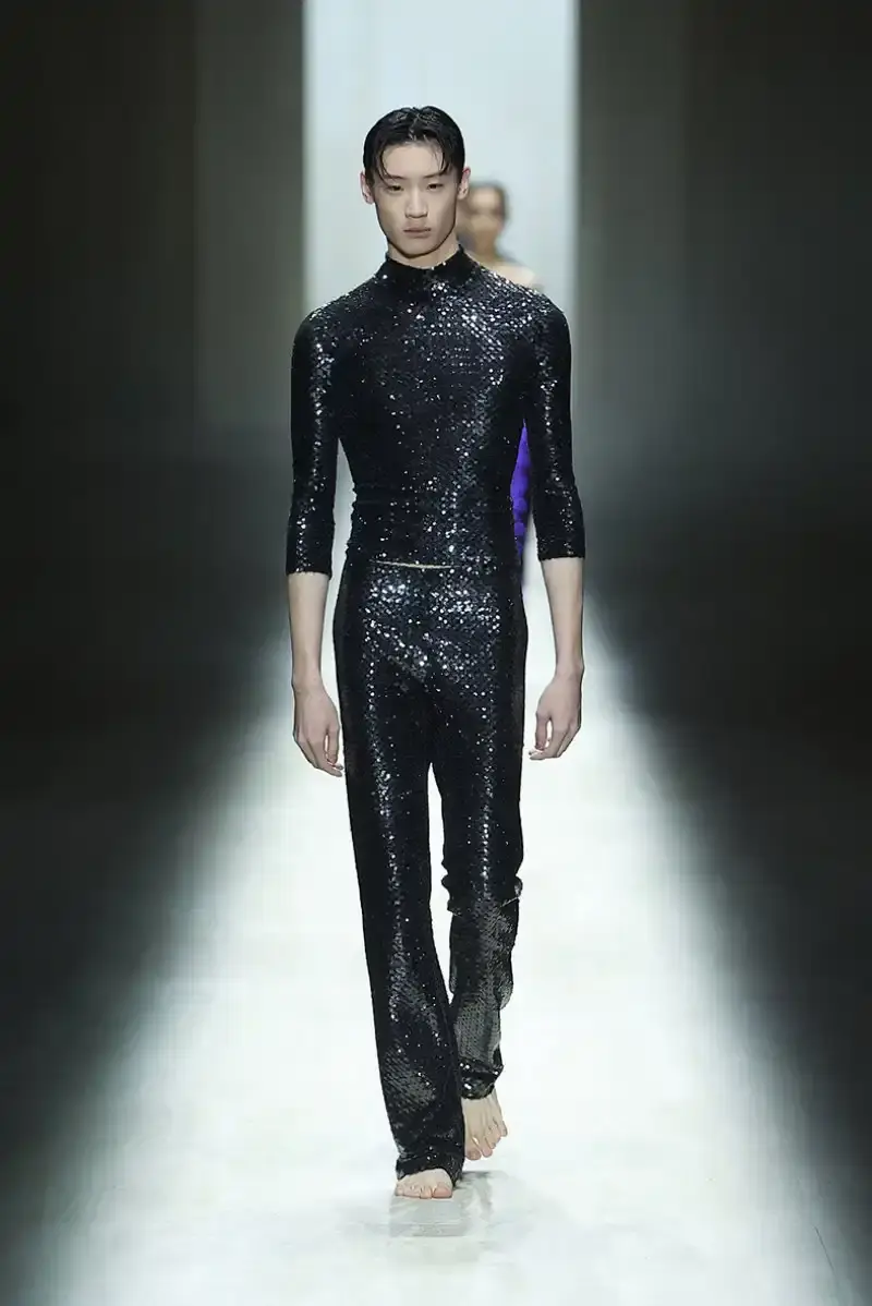DEMNA'S FIRST GUCCI COLLECTION ARRIVES IN MILAN Demna Gvasalia's first Gucci collection runway show in Milan, featuring seamless garments, tracksuits, and the Manhattan sneaker. (image 3 of 32)