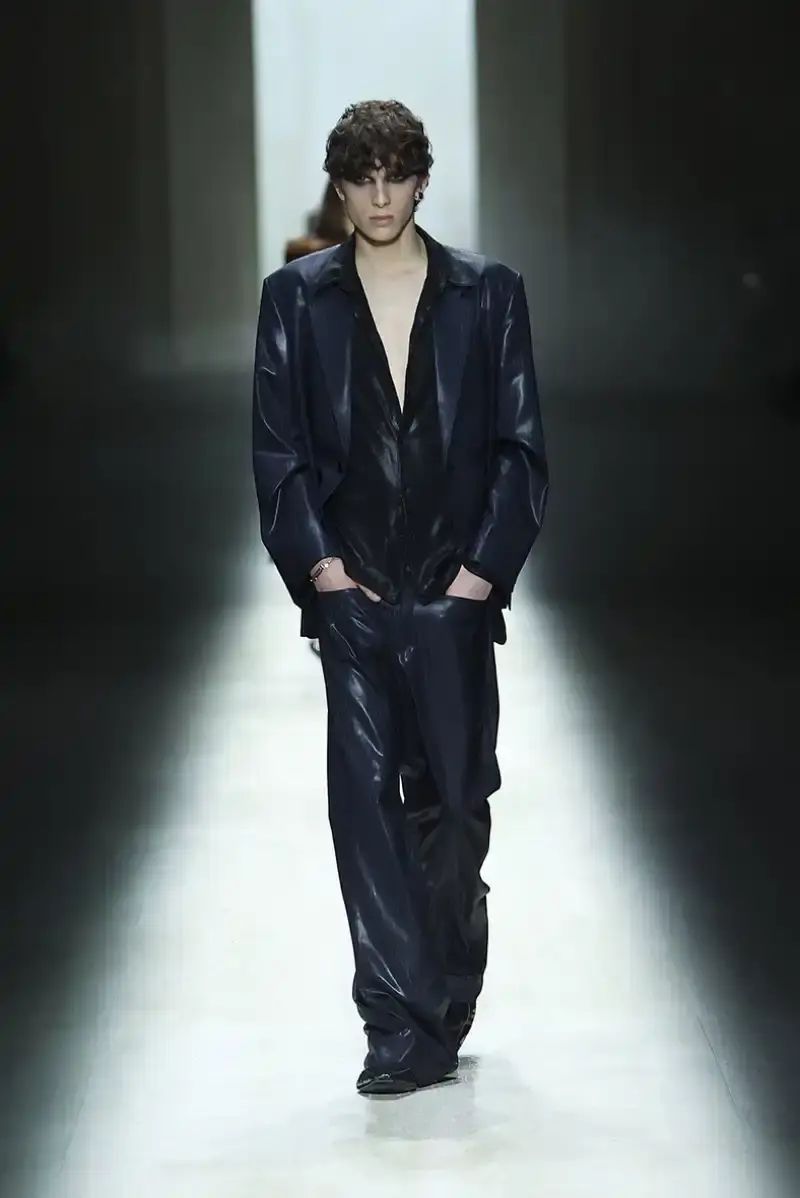DEMNA'S FIRST GUCCI COLLECTION ARRIVES IN MILAN Demna Gvasalia's first Gucci collection runway show in Milan, featuring seamless garments, tracksuits, and the Manhattan sneaker. (image 12 of 32)