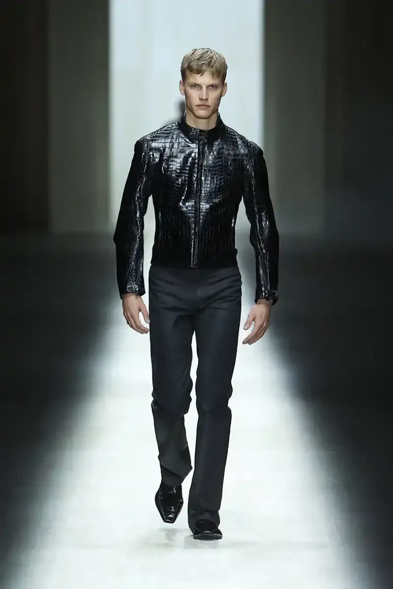 DEMNA'S FIRST GUCCI COLLECTION ARRIVES IN MILAN Demna Gvasalia's first Gucci collection runway show in Milan, featuring seamless garments, tracksuits, and the Manhattan sneaker. (image 32 of 32)