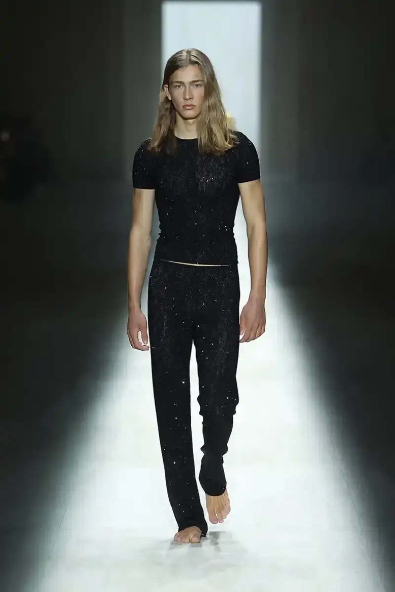 DEMNA'S FIRST GUCCI COLLECTION ARRIVES IN MILAN Demna Gvasalia's first Gucci collection runway show in Milan, featuring seamless garments, tracksuits, and the Manhattan sneaker. (image 5 of 32)