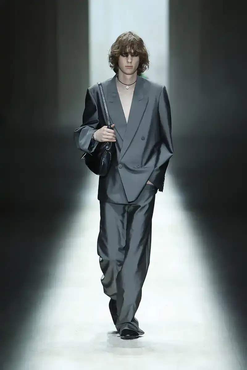 DEMNA'S FIRST GUCCI COLLECTION ARRIVES IN MILAN Demna Gvasalia's first Gucci collection runway show in Milan, featuring seamless garments, tracksuits, and the Manhattan sneaker. (image 16 of 32)