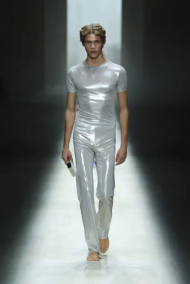 DEMNA'S FIRST GUCCI COLLECTION ARRIVES IN MILAN Demna Gvasalia's first Gucci collection runway show in Milan, featuring seamless garments, tracksuits, and the Manhattan sneaker. (image 4 of 32)