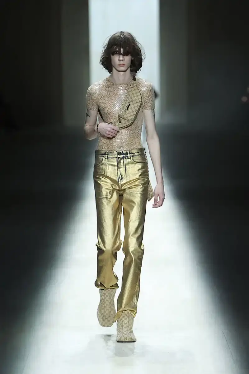 DEMNA'S FIRST GUCCI COLLECTION ARRIVES IN MILAN Demna Gvasalia's first Gucci collection runway show in Milan, featuring seamless garments, tracksuits, and the Manhattan sneaker. (image 23 of 32)