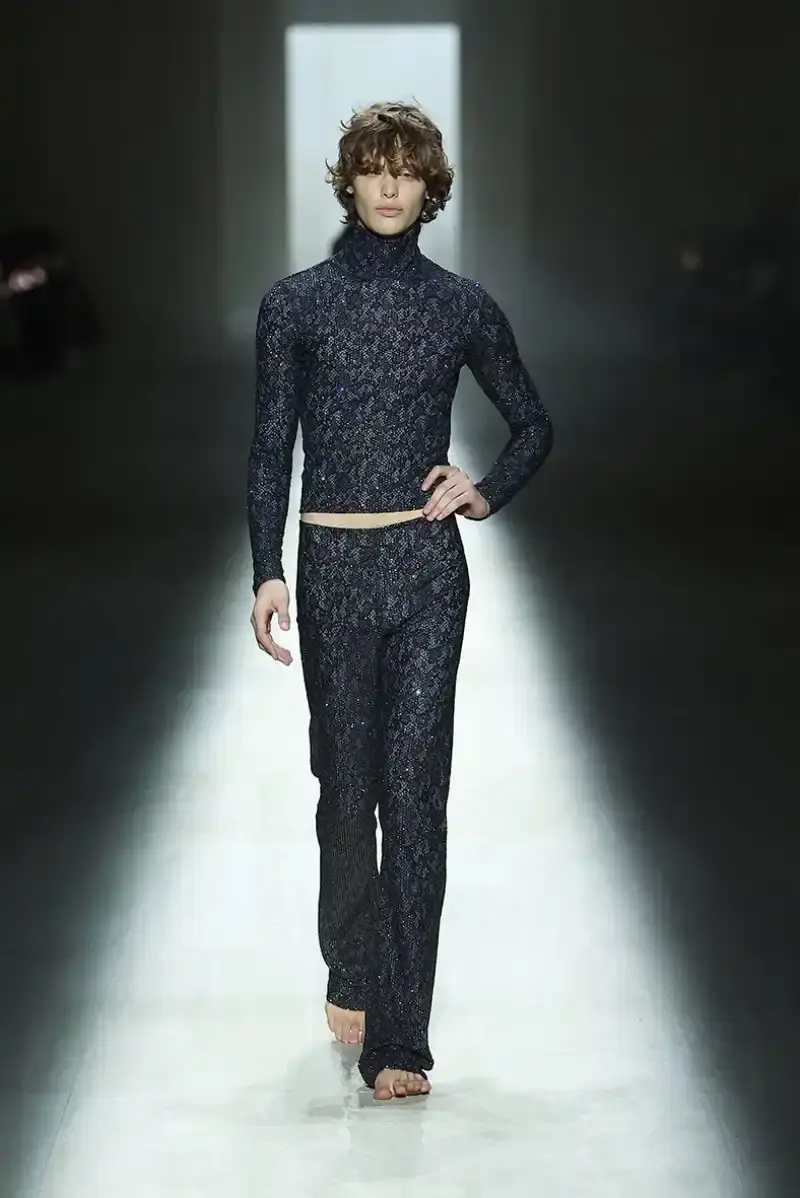 DEMNA'S FIRST GUCCI COLLECTION ARRIVES IN MILAN Demna Gvasalia's first Gucci collection runway show in Milan, featuring seamless garments, tracksuits, and the Manhattan sneaker. (image 2 of 32)