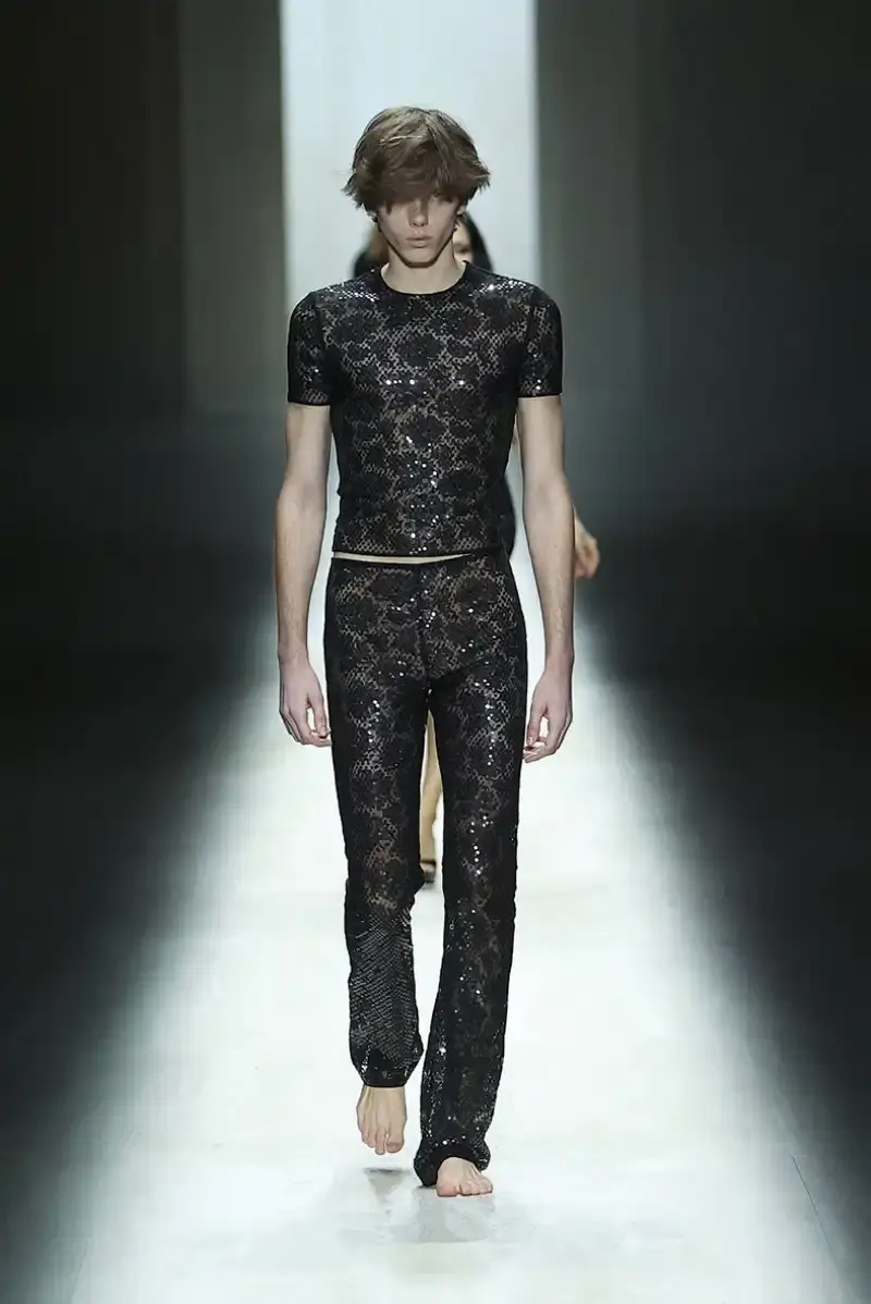 DEMNA'S FIRST GUCCI COLLECTION ARRIVES IN MILAN Demna Gvasalia's first Gucci collection runway show in Milan, featuring seamless garments, tracksuits, and the Manhattan sneaker. (image 6 of 32)