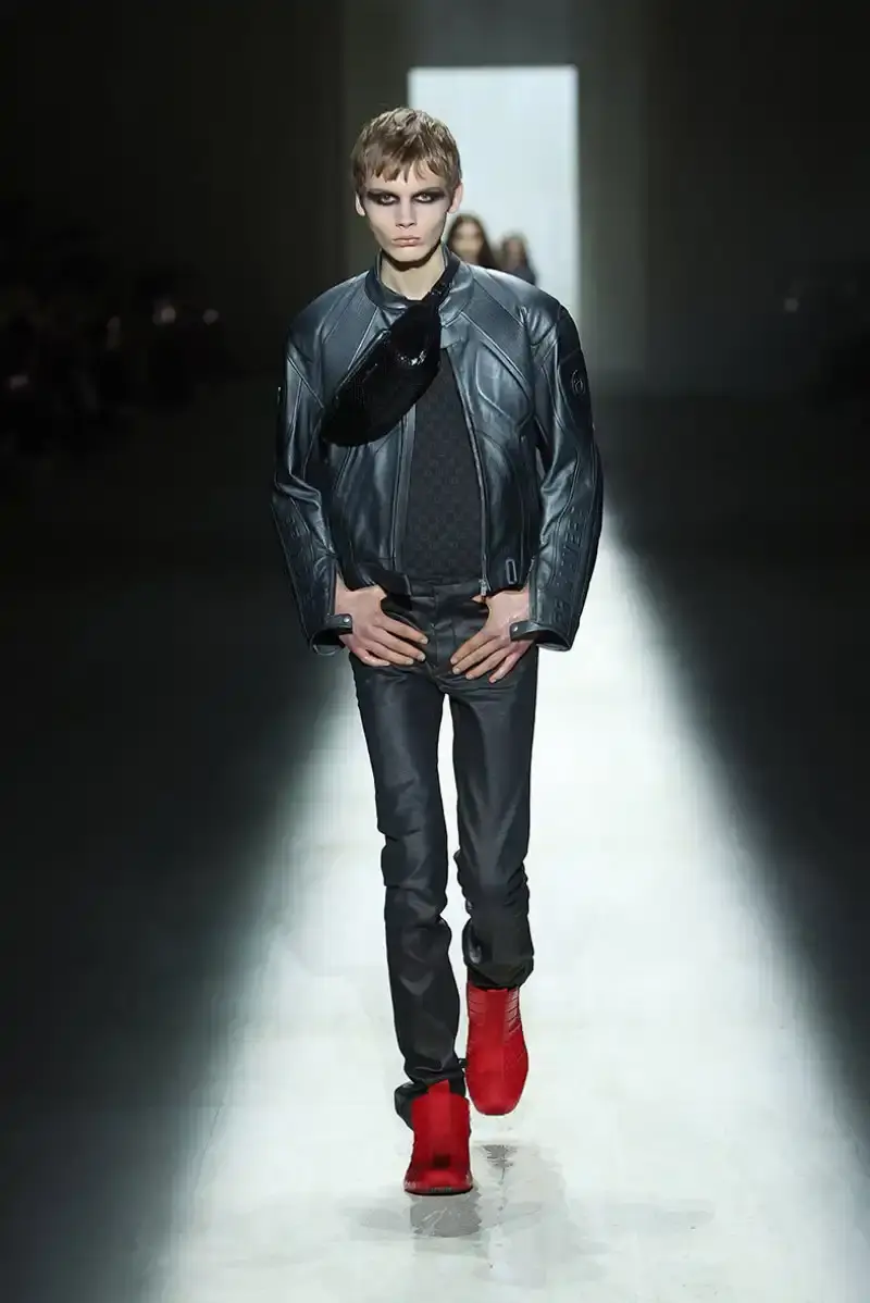 DEMNA'S FIRST GUCCI COLLECTION ARRIVES IN MILAN Demna Gvasalia's first Gucci collection runway show in Milan, featuring seamless garments, tracksuits, and the Manhattan sneaker. (image 25 of 32)