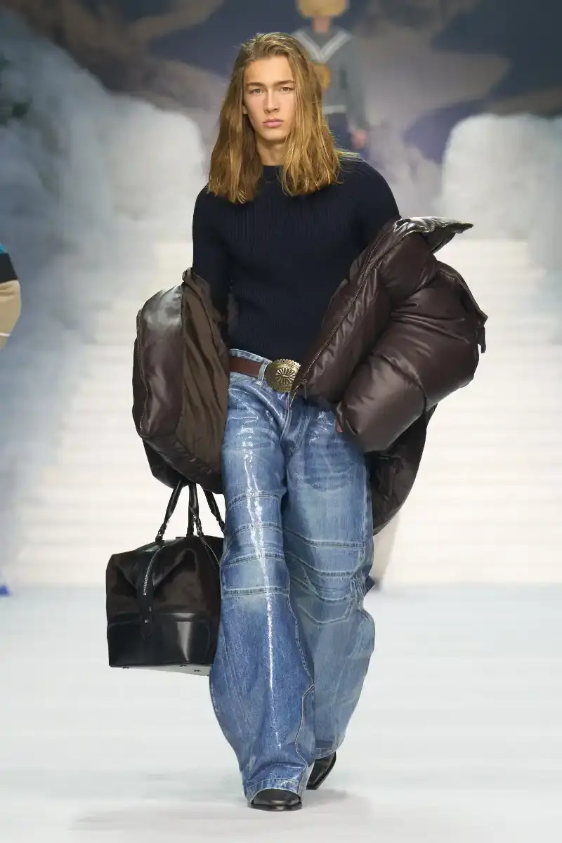 DSQUARED2 FALL/WINTER 2026 MENSWEAR DSQUARED2 Fall/Winter 2026 menswear collection at Milan Fashion Week features ski slope aesthetics, oversized puffers, technical sportswear, and Canadian-inspired designs with emphasis on layering and attitude. (image 5 of 14)