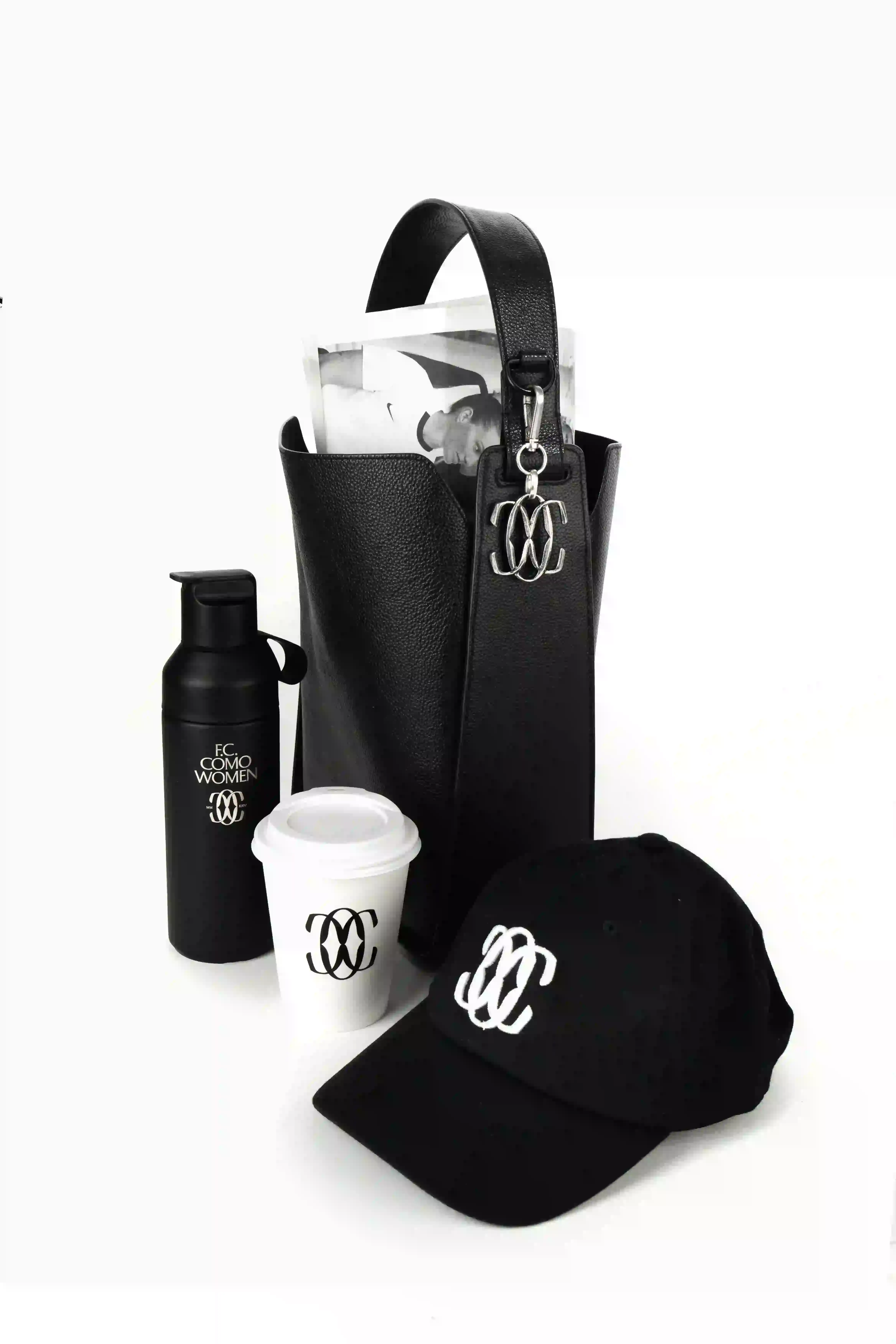 FC Como Women FC Como Women's new online store homepage showing their collection of sustainable sportswear and accessories including MAAREE sports bras, Ocean Bottle water bottles, handcrafted silver keychains, and FLEXFIT caps in black and beige. (image 5 of 9)