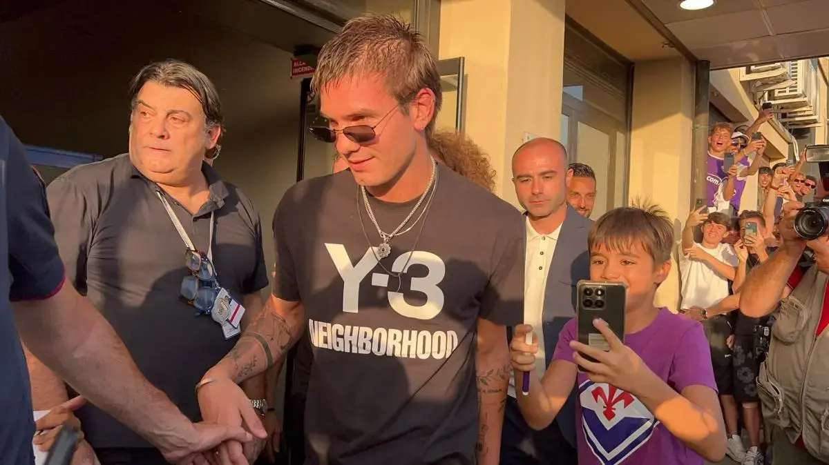 2007 BORN, 2007 WORN: MASTANTUONO BRINGS Y2K BACK TO FLORENCE The Argentine player wore a distinct early 2000s outfit upon his arrival.