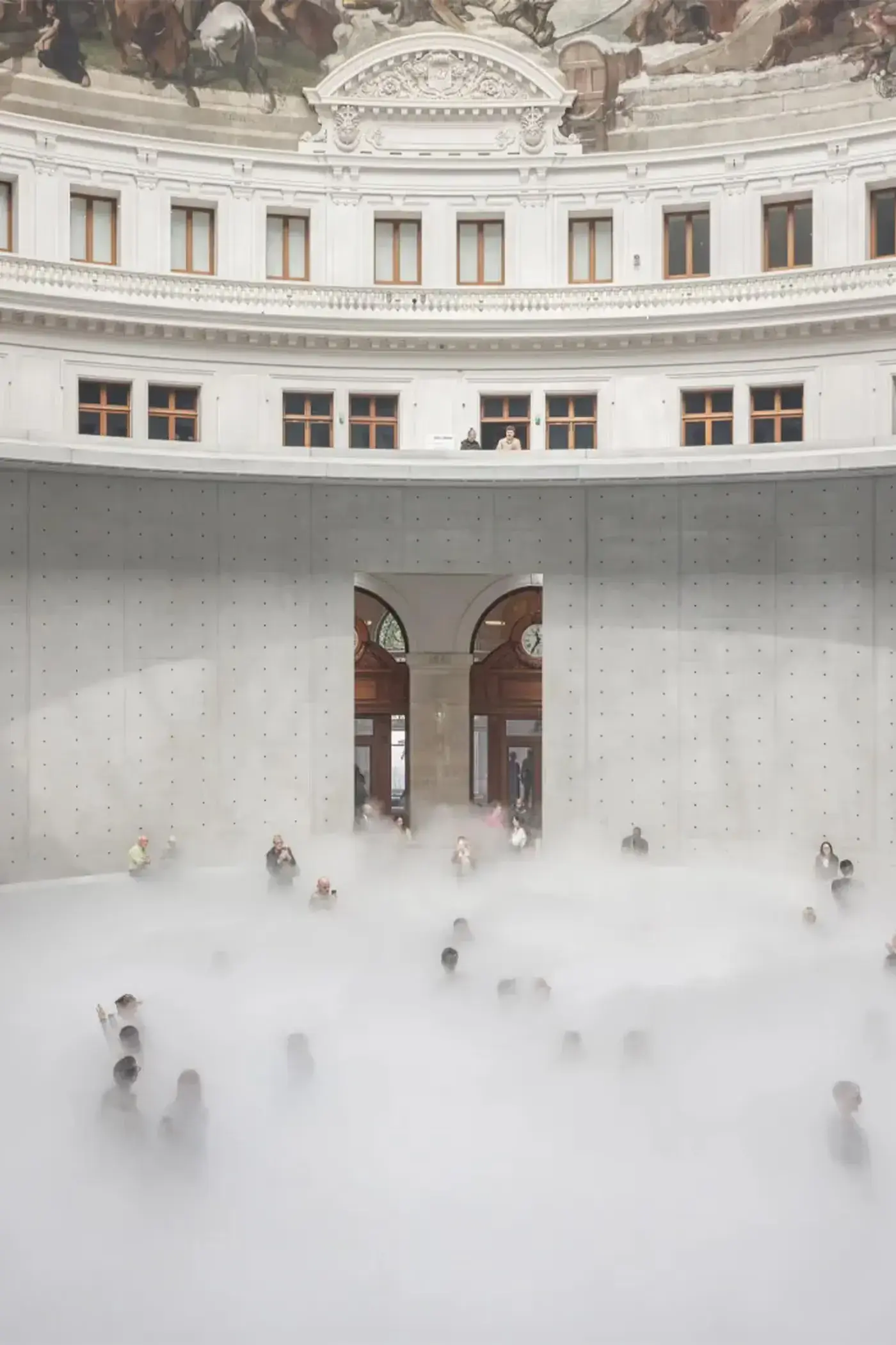 FUJIKO NAKAYA FOG SCULPTURE AT BOURSE DE COMMERCE image detailing the physical properties and visitor experience of the fog artwork by Fujiko Nakaya inside the Paris museum rotunda.