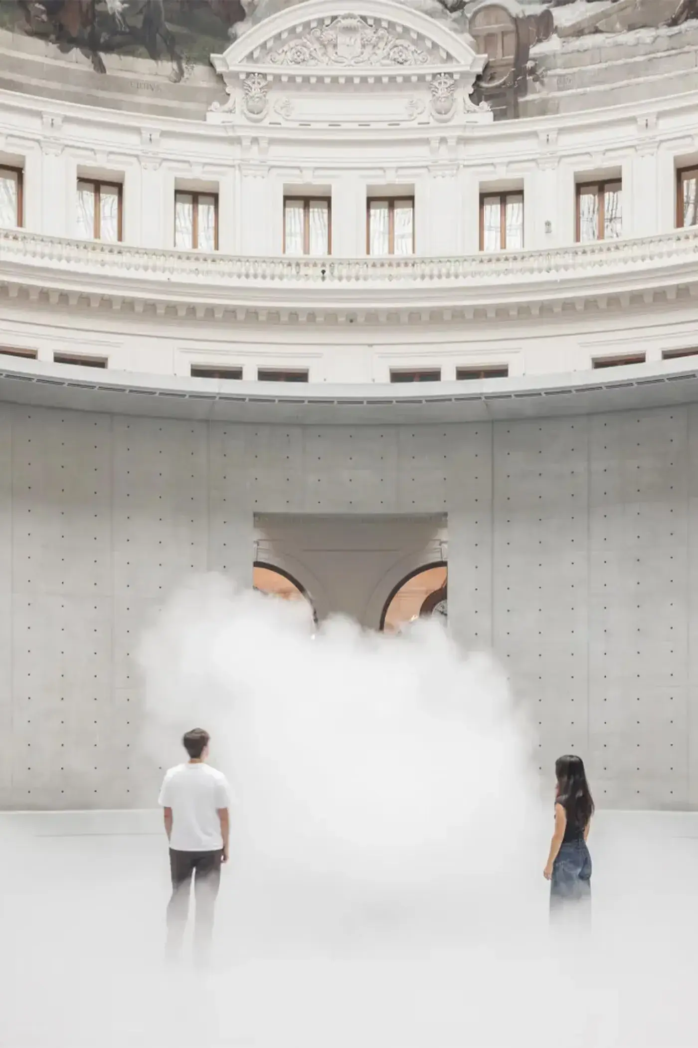 FUJIKO NAKAYA FOG SCULPTURE AT BOURSE DE COMMERCE image detailing the physical properties and visitor experience of the fog artwork by Fujiko Nakaya inside the Paris museum rotunda. (image 4 of 4)