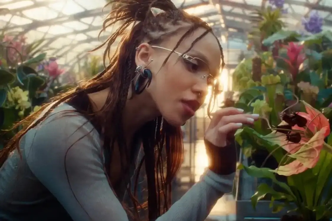 GENTLE MONSTER AND FKA TWIGS DEBUT BOUQUET EYEWEAR Gentle Monster launches 2026 Bouquet eyewear collection featuring botanical-inspired frames and campaign film directed by FKA twigs and Jordan Hemingway.