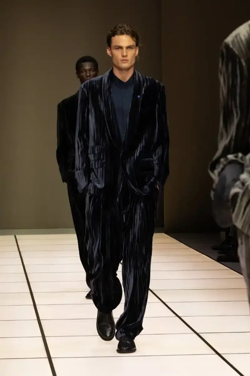 GIORGIO ARMANI FALL/WINTER 2026 COLLECTION Giorgio Armani Fall/Winter 2026 collection debut by Leo Dell'Orco at Milan Fashion Week features iridescent colors and fluid silhouettes. (image 13 of 34)