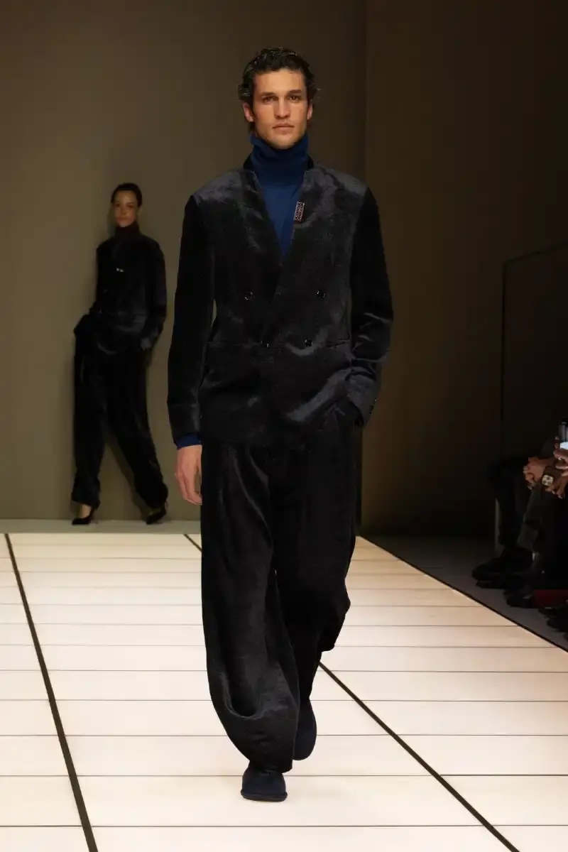 GIORGIO ARMANI FALL/WINTER 2026 COLLECTION Giorgio Armani Fall/Winter 2026 collection debut by Leo Dell'Orco at Milan Fashion Week features iridescent colors and fluid silhouettes. (image 10 of 34)