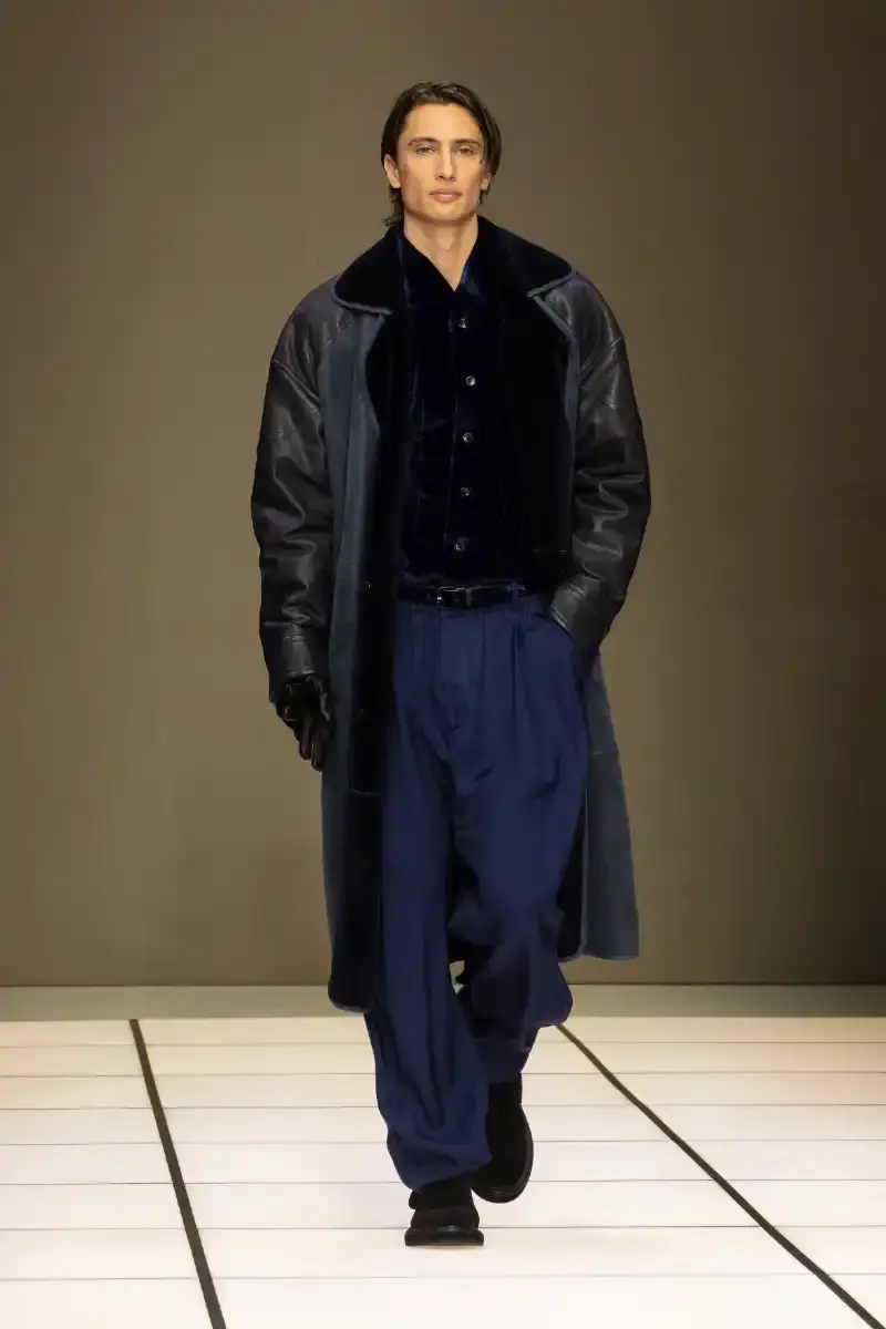 GIORGIO ARMANI FALL/WINTER 2026 COLLECTION Giorgio Armani Fall/Winter 2026 collection debut by Leo Dell'Orco at Milan Fashion Week features iridescent colors and fluid silhouettes. (image 9 of 34)