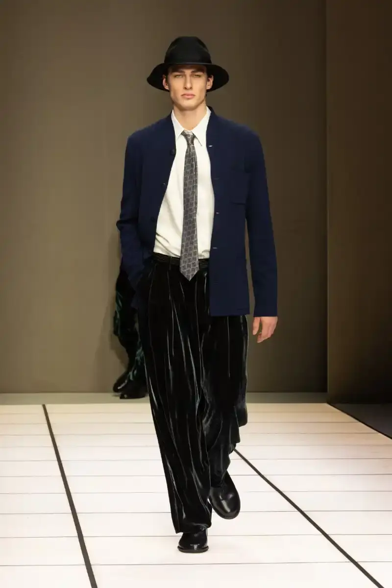 GIORGIO ARMANI FALL/WINTER 2026 COLLECTION Giorgio Armani Fall/Winter 2026 collection debut by Leo Dell'Orco at Milan Fashion Week features iridescent colors and fluid silhouettes. (image 6 of 34)