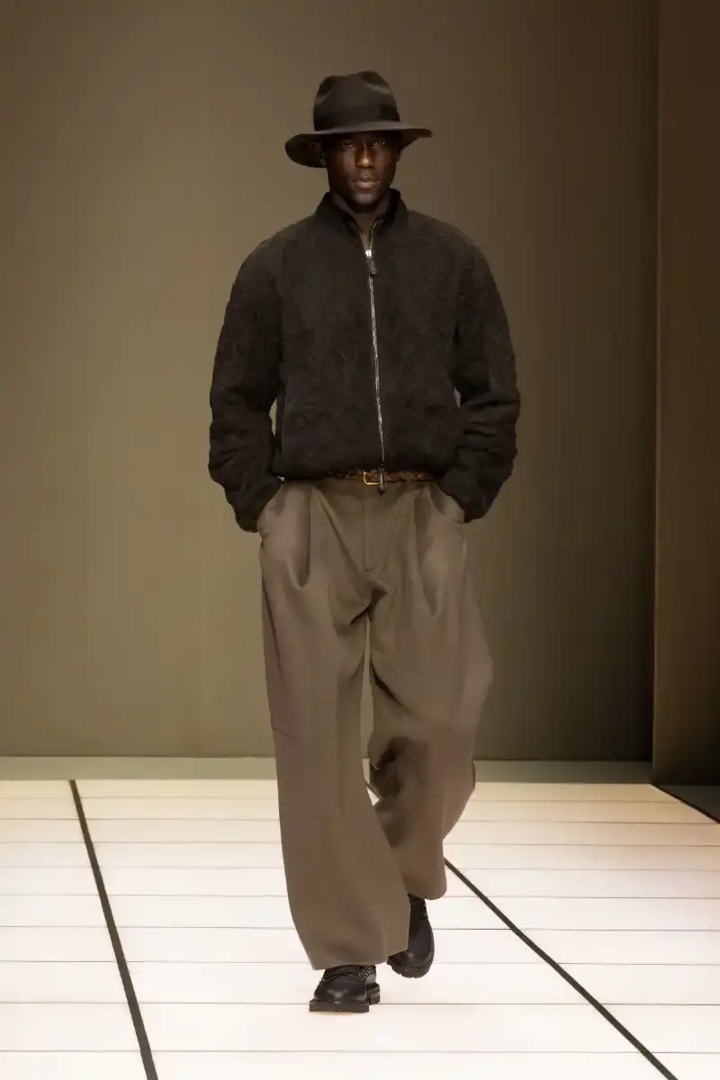 GIORGIO ARMANI FALL/WINTER 2026 COLLECTION Giorgio Armani Fall/Winter 2026 collection debut by Leo Dell'Orco at Milan Fashion Week features iridescent colors and fluid silhouettes. (image 31 of 34)