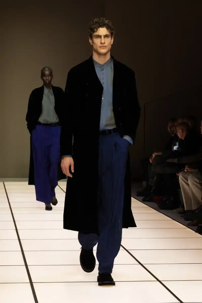 GIORGIO ARMANI FALL/WINTER 2026 COLLECTION Giorgio Armani Fall/Winter 2026 collection debut by Leo Dell'Orco at Milan Fashion Week features iridescent colors and fluid silhouettes. (image 12 of 34)