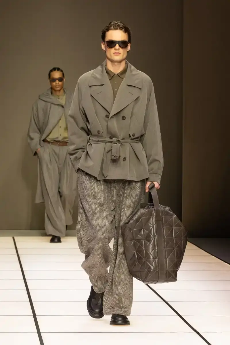GIORGIO ARMANI FALL/WINTER 2026 COLLECTION Giorgio Armani Fall/Winter 2026 collection debut by Leo Dell'Orco at Milan Fashion Week features iridescent colors and fluid silhouettes. (image 23 of 34)