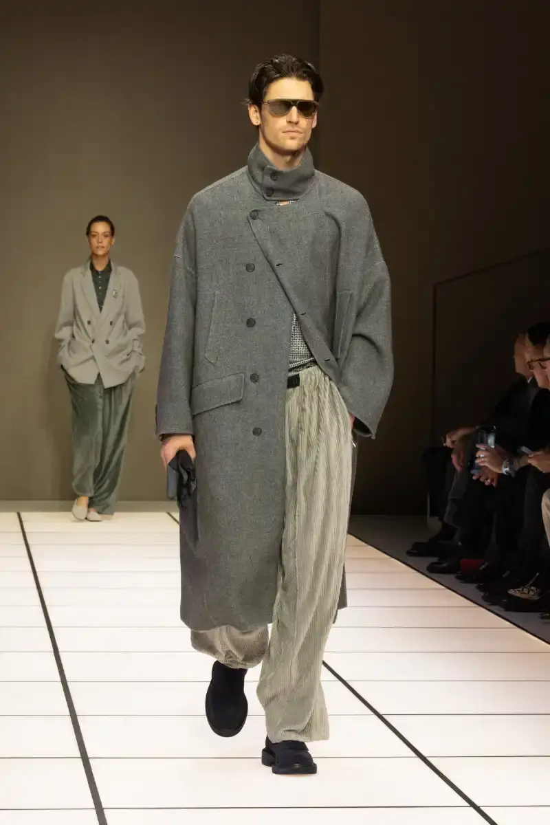 GIORGIO ARMANI FALL/WINTER 2026 COLLECTION Giorgio Armani Fall/Winter 2026 collection debut by Leo Dell'Orco at Milan Fashion Week features iridescent colors and fluid silhouettes. (image 21 of 34)