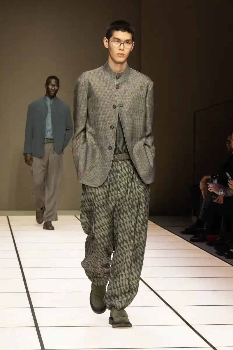 GIORGIO ARMANI FALL/WINTER 2026 COLLECTION Giorgio Armani Fall/Winter 2026 collection debut by Leo Dell'Orco at Milan Fashion Week features iridescent colors and fluid silhouettes. (image 17 of 34)