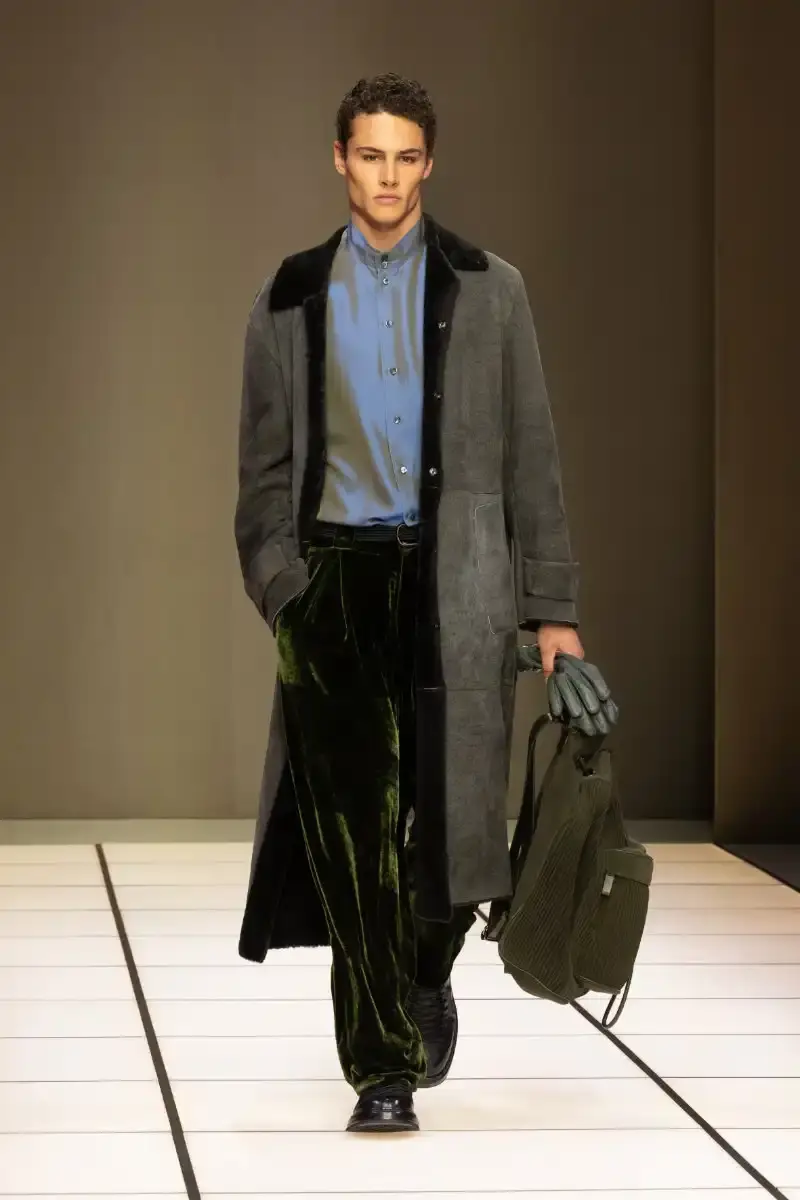 GIORGIO ARMANI FALL/WINTER 2026 COLLECTION Giorgio Armani Fall/Winter 2026 collection debut by Leo Dell'Orco at Milan Fashion Week features iridescent colors and fluid silhouettes. (image 29 of 34)