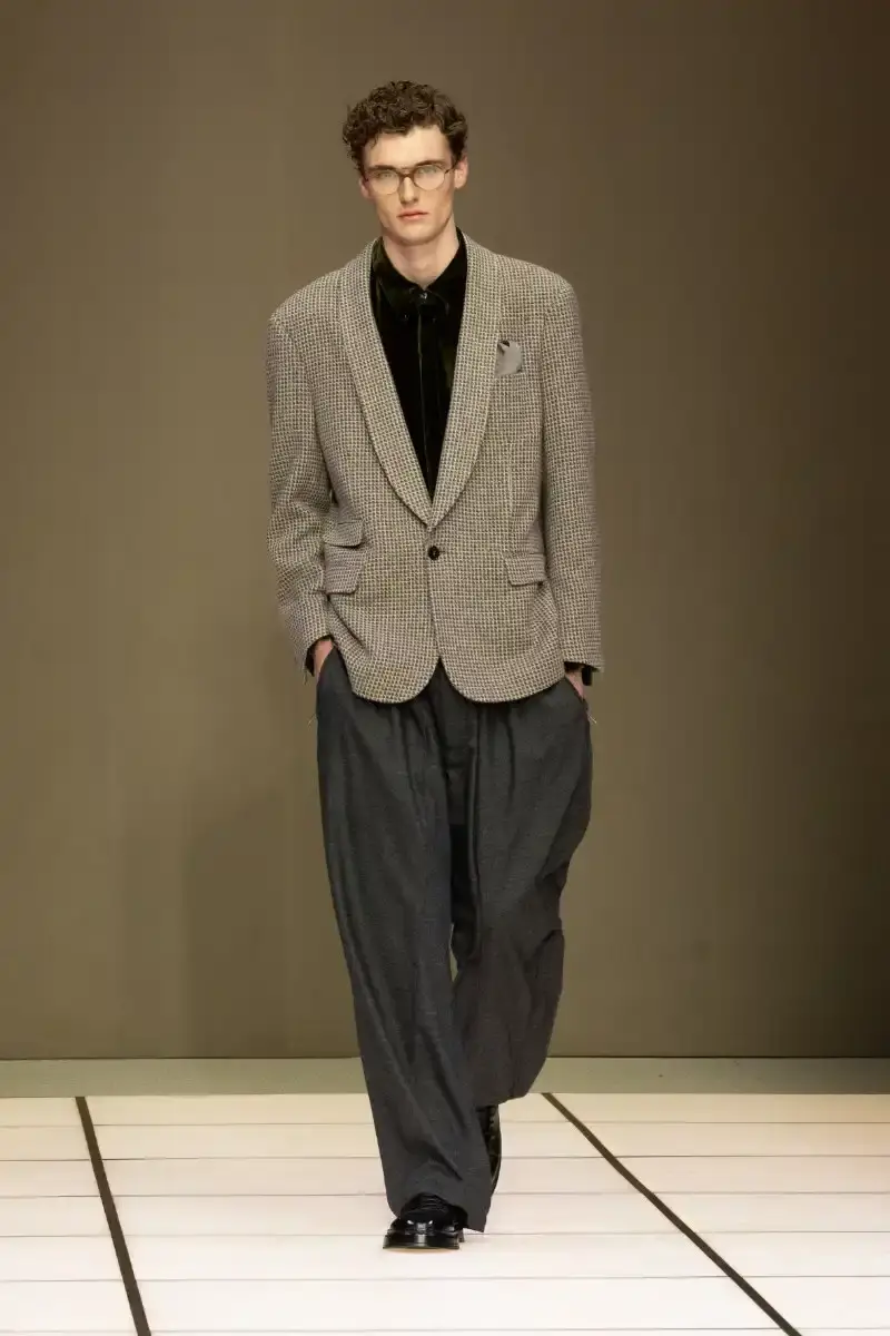 GIORGIO ARMANI FALL/WINTER 2026 COLLECTION Giorgio Armani Fall/Winter 2026 collection debut by Leo Dell'Orco at Milan Fashion Week features iridescent colors and fluid silhouettes. (image 16 of 34)