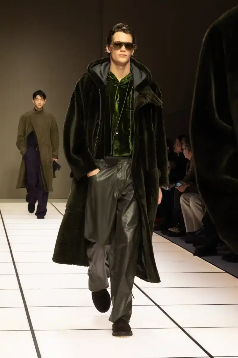 GIORGIO ARMANI FALL/WINTER 2026 COLLECTION Giorgio Armani Fall/Winter 2026 collection debut by Leo Dell'Orco at Milan Fashion Week features iridescent colors and fluid silhouettes. (image 30 of 34)