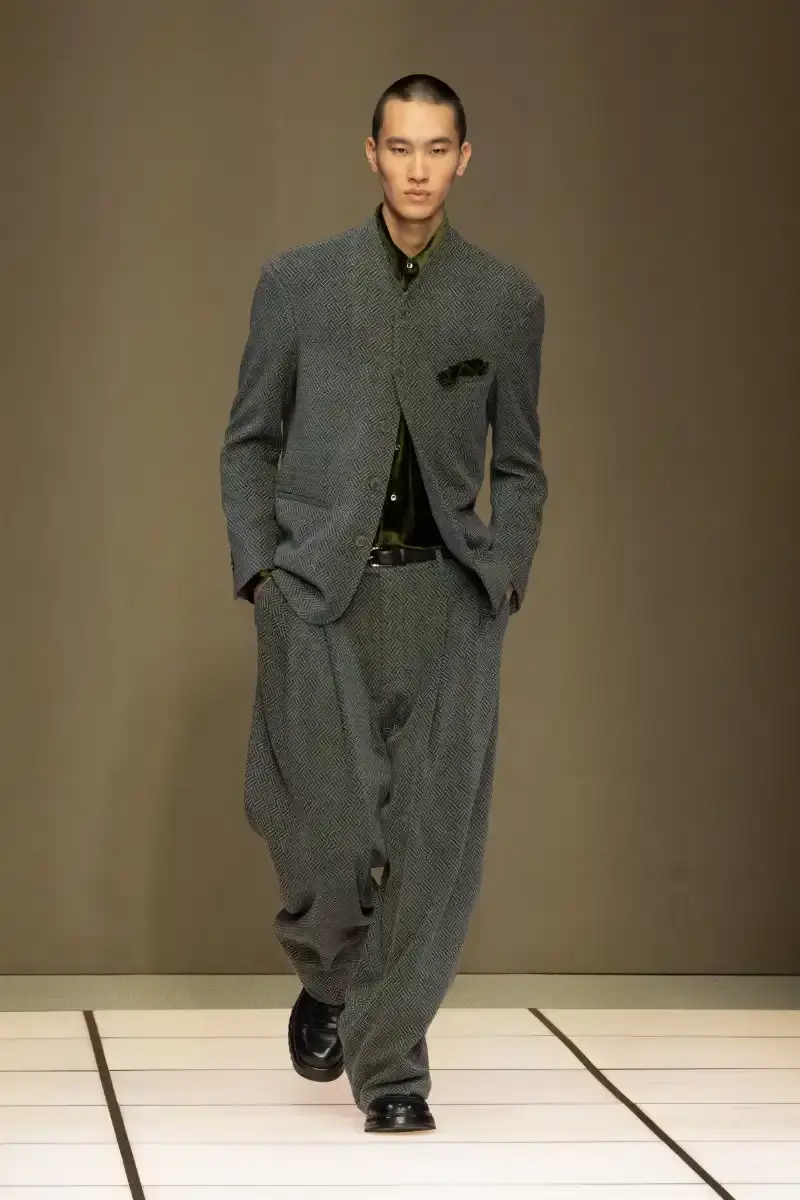 GIORGIO ARMANI FALL/WINTER 2026 COLLECTION Giorgio Armani Fall/Winter 2026 collection debut by Leo Dell'Orco at Milan Fashion Week features iridescent colors and fluid silhouettes. (image 28 of 34)