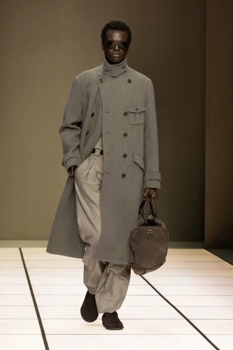 GIORGIO ARMANI FALL/WINTER 2026 COLLECTION Giorgio Armani Fall/Winter 2026 collection debut by Leo Dell'Orco at Milan Fashion Week features iridescent colors and fluid silhouettes. (image 22 of 34)