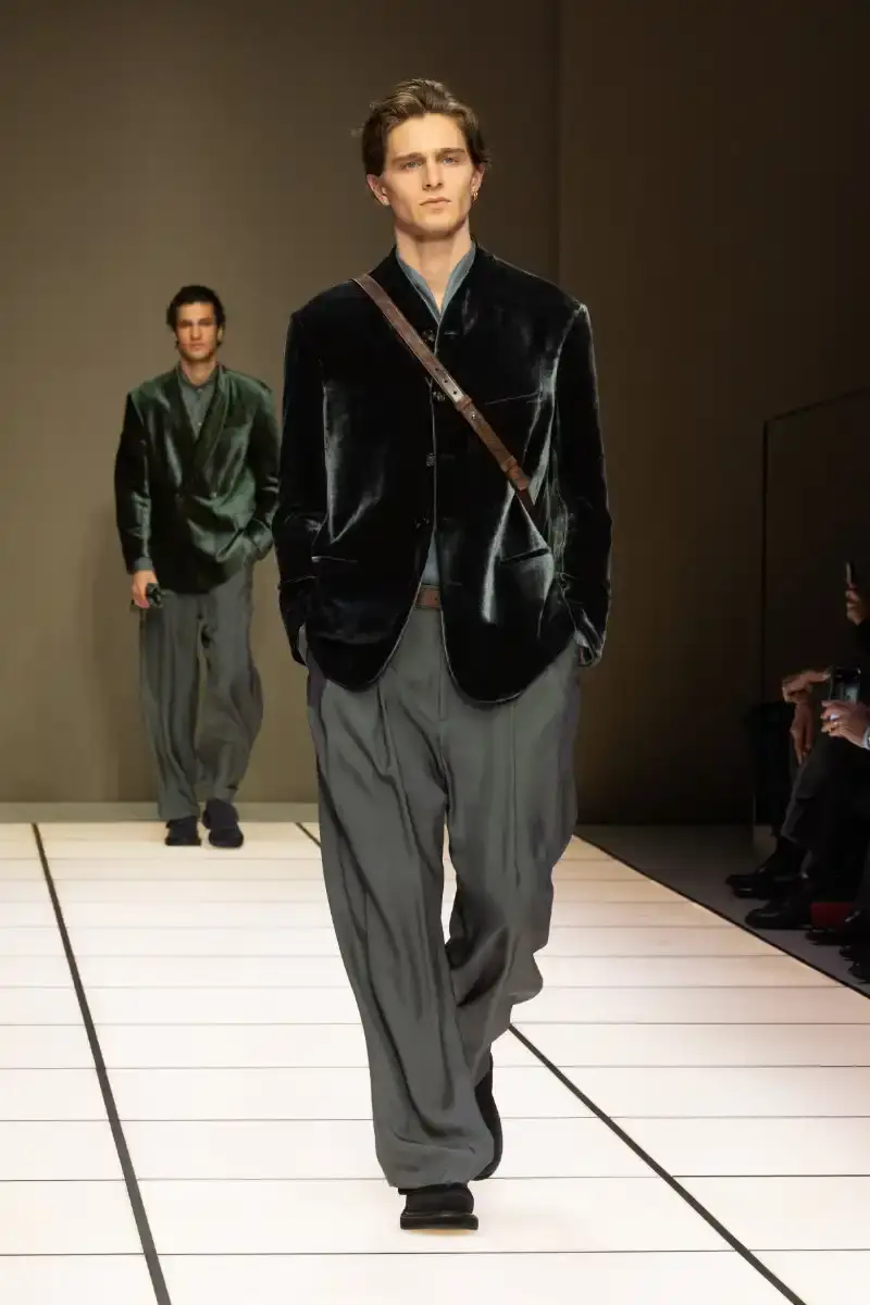 GIORGIO ARMANI FALL/WINTER 2026 COLLECTION Giorgio Armani Fall/Winter 2026 collection debut by Leo Dell'Orco at Milan Fashion Week features iridescent colors and fluid silhouettes. (image 18 of 34)