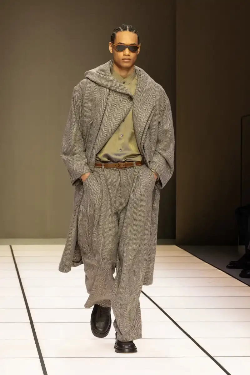 GIORGIO ARMANI FALL/WINTER 2026 COLLECTION Giorgio Armani Fall/Winter 2026 collection debut by Leo Dell'Orco at Milan Fashion Week features iridescent colors and fluid silhouettes. (image 24 of 34)