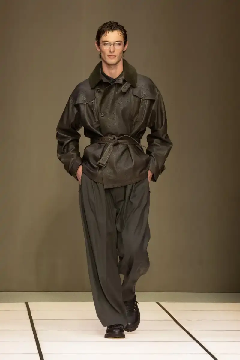 GIORGIO ARMANI FALL/WINTER 2026 COLLECTION Giorgio Armani Fall/Winter 2026 collection debut by Leo Dell'Orco at Milan Fashion Week features iridescent colors and fluid silhouettes. (image 27 of 34)