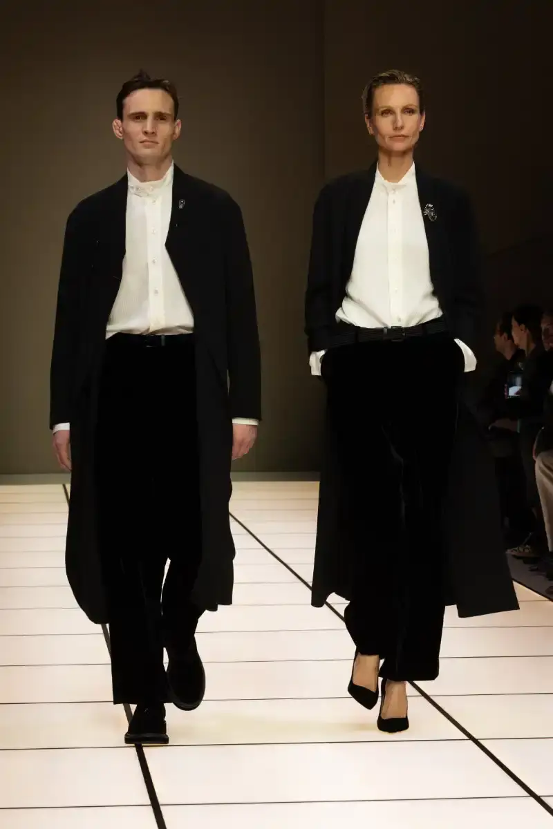 GIORGIO ARMANI FALL/WINTER 2026 COLLECTION Giorgio Armani Fall/Winter 2026 collection debut by Leo Dell'Orco at Milan Fashion Week features iridescent colors and fluid silhouettes. (image 15 of 34)