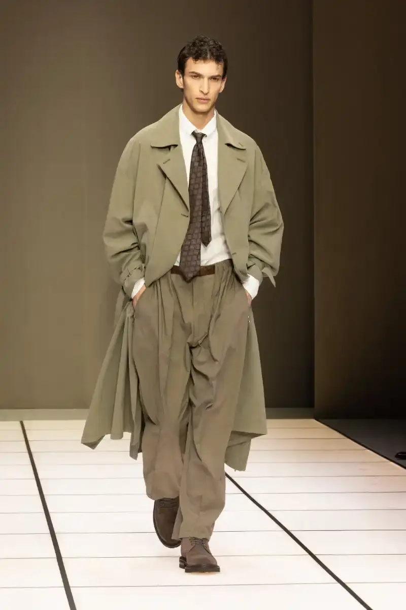 GIORGIO ARMANI FALL/WINTER 2026 COLLECTION Giorgio Armani Fall/Winter 2026 collection debut by Leo Dell'Orco at Milan Fashion Week features iridescent colors and fluid silhouettes. (image 26 of 34)
