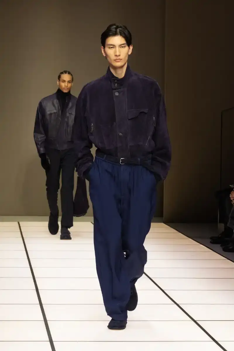 GIORGIO ARMANI FALL/WINTER 2026 COLLECTION Giorgio Armani Fall/Winter 2026 collection debut by Leo Dell'Orco at Milan Fashion Week features iridescent colors and fluid silhouettes. (image 2 of 34)