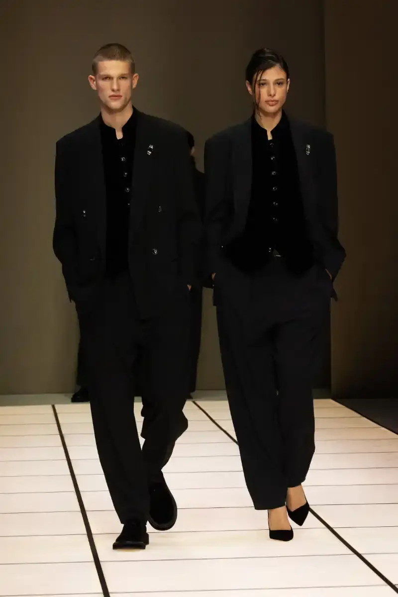 GIORGIO ARMANI FALL/WINTER 2026 COLLECTION Giorgio Armani Fall/Winter 2026 collection debut by Leo Dell'Orco at Milan Fashion Week features iridescent colors and fluid silhouettes. (image 14 of 34)