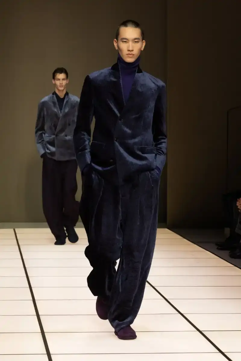 GIORGIO ARMANI FALL/WINTER 2026 COLLECTION Giorgio Armani Fall/Winter 2026 collection debut by Leo Dell'Orco at Milan Fashion Week features iridescent colors and fluid silhouettes. (image 11 of 34)