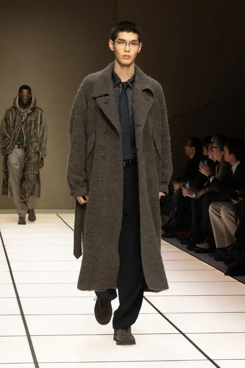 GIORGIO ARMANI FALL/WINTER 2026 COLLECTION Giorgio Armani Fall/Winter 2026 collection debut by Leo Dell'Orco at Milan Fashion Week features iridescent colors and fluid silhouettes. (image 33 of 34)
