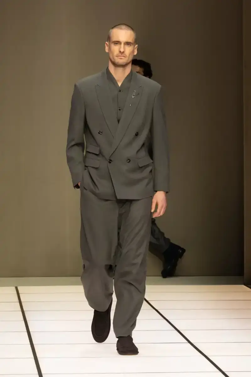 GIORGIO ARMANI FALL/WINTER 2026 COLLECTION Giorgio Armani Fall/Winter 2026 collection debut by Leo Dell'Orco at Milan Fashion Week features iridescent colors and fluid silhouettes. (image 19 of 34)