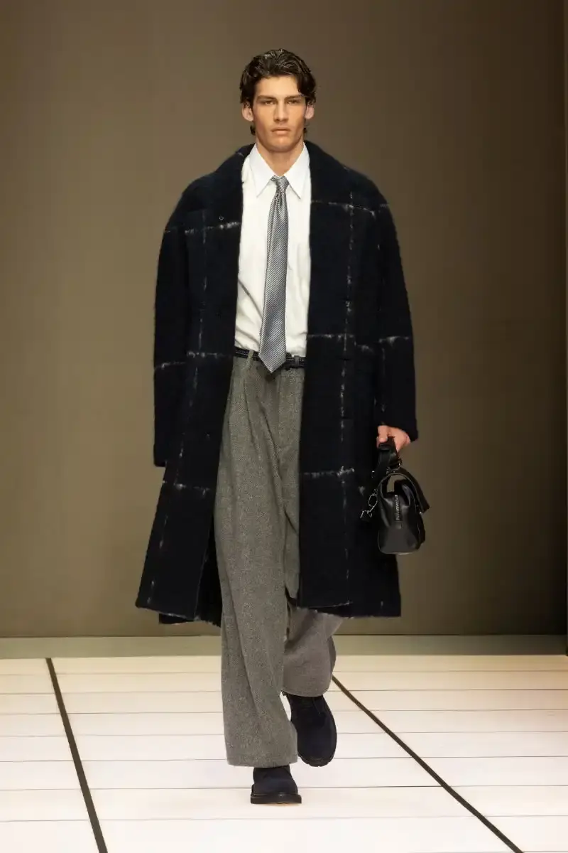 GIORGIO ARMANI FALL/WINTER 2026 COLLECTION Giorgio Armani Fall/Winter 2026 collection debut by Leo Dell'Orco at Milan Fashion Week features iridescent colors and fluid silhouettes. (image 7 of 34)