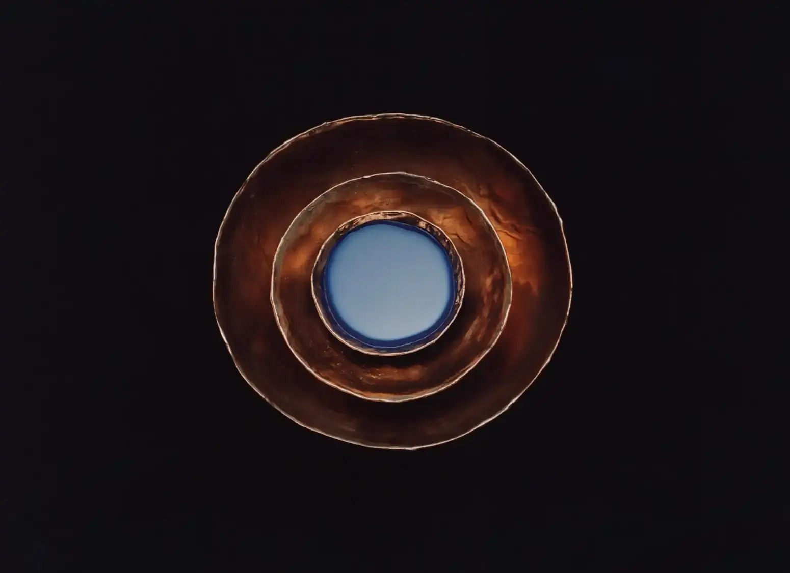 A detailed image explaining the exhibition of a handmade ceramic piece by Giuditta Vettese, including physical dimensions, production methods, and sound integration.