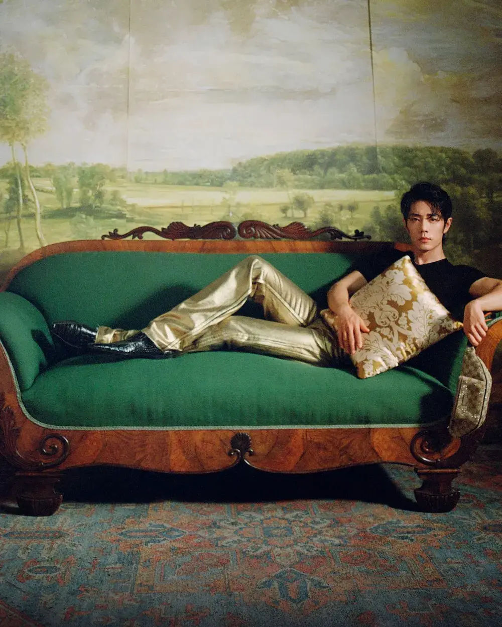 GUCCI SPRING CAMPAIGN FEATURES KATE MOSS & MORE Image and video assets showcase model Kate Moss and global ambassadors in portrait photography and dance scenes for the Gucci Spring collection. (image 9 of 10)