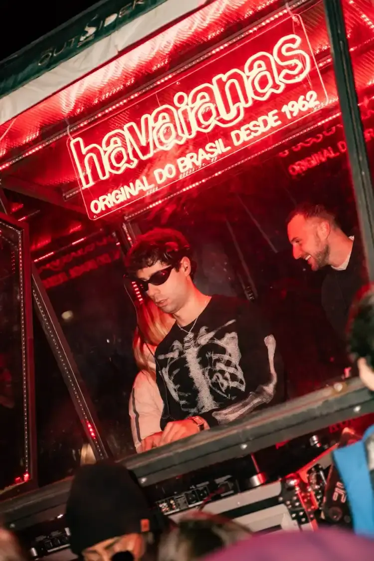HAVAIANAS TAKES WINTER CAMPAIGN TO MONT BLANC Havaianas organized a two-day winter marketing event at Mont Blanc in December 2025, featuring content creators, branded installations, and product customization stations at Courmayeur's après-ski venues. (image 4 of 6)