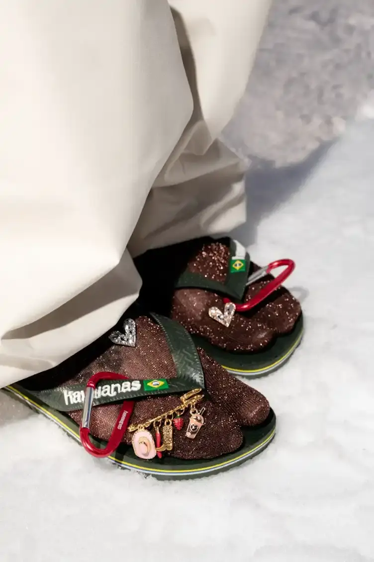 HAVAIANAS TAKES WINTER CAMPAIGN TO MONT BLANC Havaianas organized a two-day winter marketing event at Mont Blanc in December 2025, featuring content creators, branded installations, and product customization stations at Courmayeur's après-ski venues. (image 3 of 6)