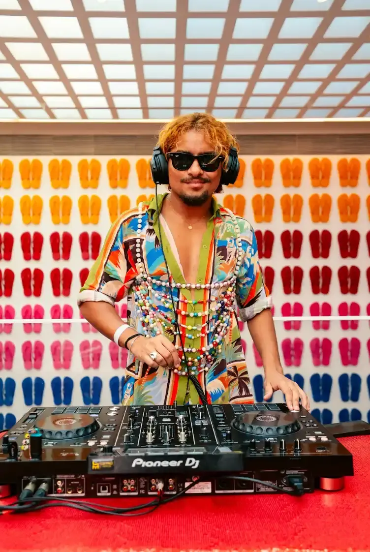 HAVAIANAS HOSTS GLOBAL CREATORS AT RIO CARNIVAL image report on a five day cultural event organized by Havaianas for international content creators during the Rio de Janeiro Carnival. (image 6 of 12)