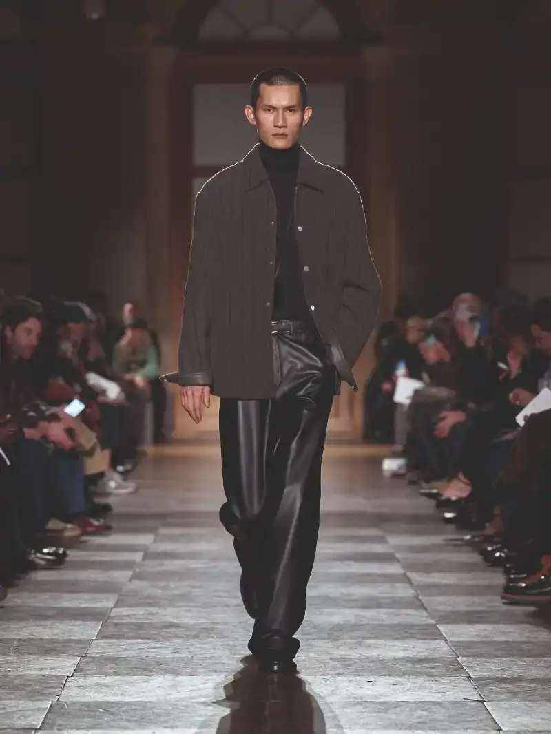 HERMÈS MENSWEAR FW26 COLLECTION Article about Hermès Fall Winter 2026 menswear collection designed by Véronique Nichanian. The collection emphasizes clean construction, quality fabrics, and interior garment finishing. Color palette ranges from hemp and lichen to saffron and midnight blue. The design philosophy focuses on timeless pieces and precise craftsmanship. (image 22 of 58)