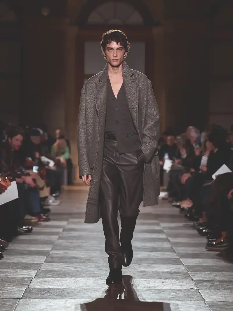 HERMÈS MENSWEAR FW26 COLLECTION Article about Hermès Fall Winter 2026 menswear collection designed by Véronique Nichanian. The collection emphasizes clean construction, quality fabrics, and interior garment finishing. Color palette ranges from hemp and lichen to saffron and midnight blue. The design philosophy focuses on timeless pieces and precise craftsmanship. (image 23 of 58)